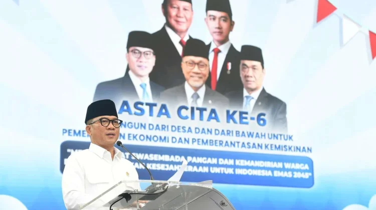 Mendes PDT Yandri Susanto pada Peringatan Hari Desa di Lapangan Desa Cisaat, Kecamatan Ciater, Kabupaten Subang.