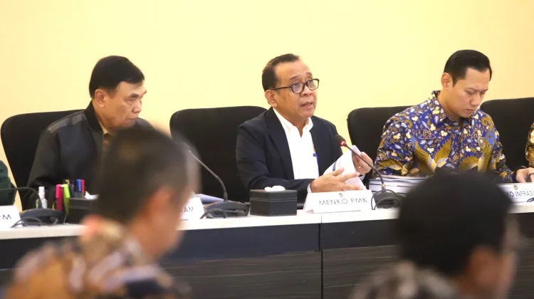 Menteri Koordinator Bidang Pembangunan Manusia dan Kebudayaan (Menko PMK) Pratikno (tengah) saat rapat koordinasi di Jakarta.