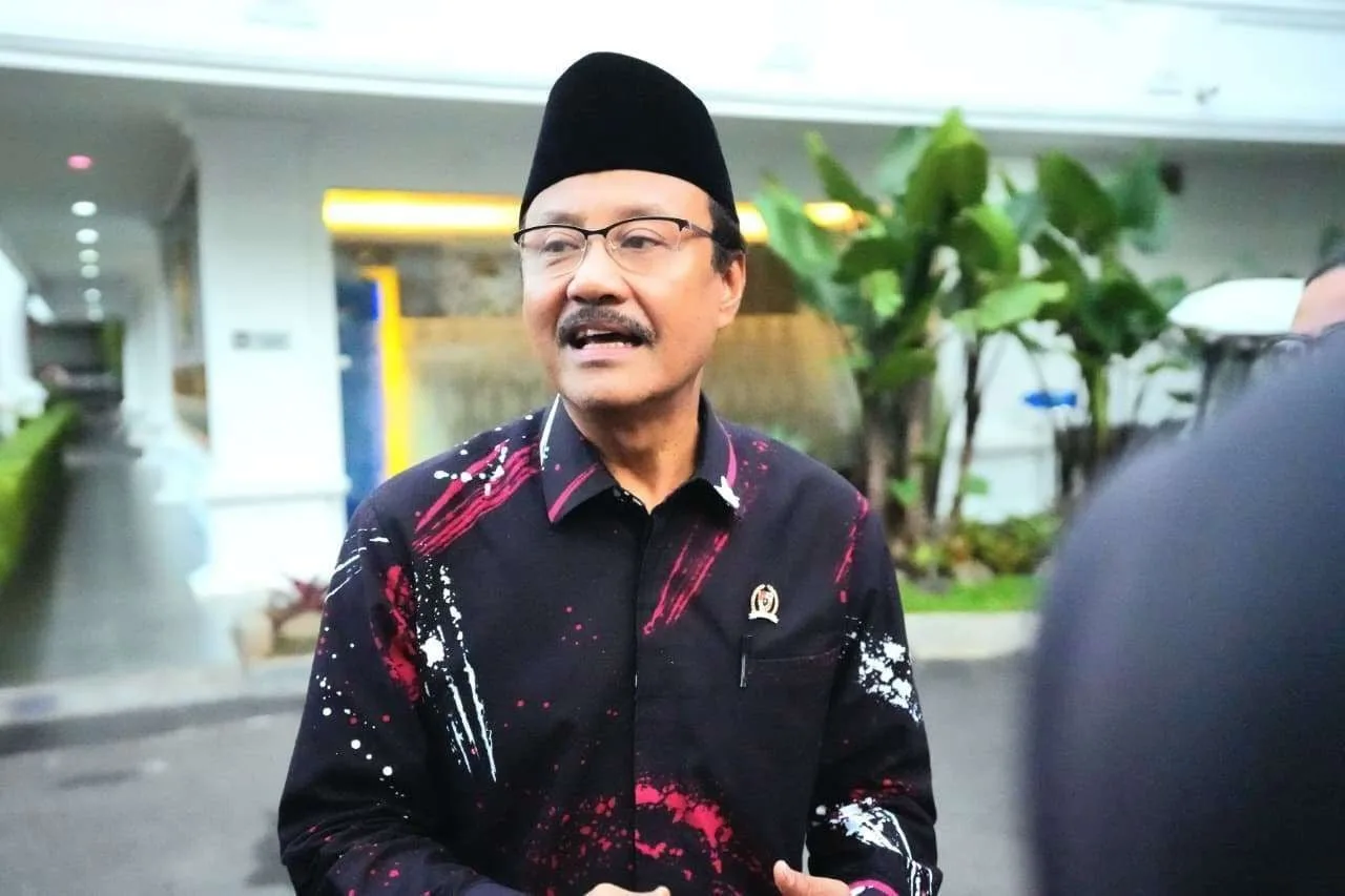 Menteri Sosial (Mensos), Saifullah Yusuf atau Gus Ipul berbicara bersama awak jurnalis di satu kesempatan.