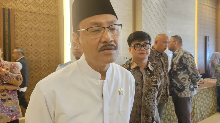 Menteri Sosial, Syaifullah Yusuf menjawab awak media soal tenaga pendidik pada Sekolah Rakyat di Indonesia, Kamis 26 Februari 2026.