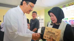 Menteri Sosial Saifullah Yusuf (Gus Ipul) menyerahkan secara simbolik santunan kepada 11 ahli waris korban meninggal dunia akibat banjir di Sumatera Utara. Penyerahan dilakukan di sela kegiatan Dialog Kesejahteraan Sosial dan Sekolah Rakyat di Deli Serdang, Sabtu 31 Januari 2026.