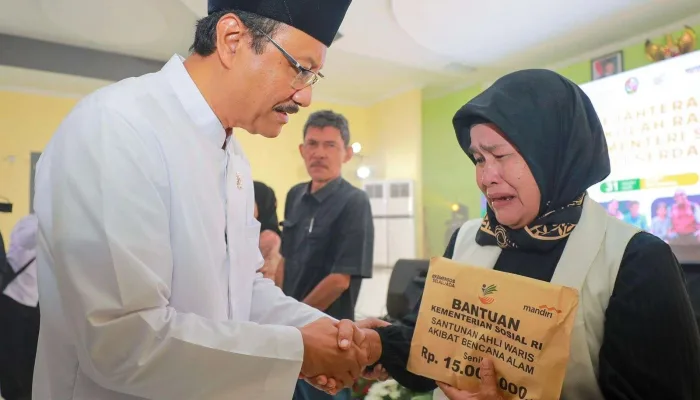 Menteri Sosial Saifullah Yusuf (Gus Ipul) menyerahkan secara simbolik santunan kepada 11 ahli waris korban meninggal dunia akibat banjir di Sumatera Utara. Penyerahan dilakukan di sela kegiatan Dialog Kesejahteraan Sosial dan Sekolah Rakyat di Deli Serdang, Sabtu 31 Januari 2026.