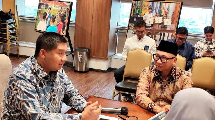 Menteri PKP Maruarar Sirait (kiri) dan Gubernur Lampung Rahmat Mirzani Djausal (kanan) saat berdiskusi terkait program perumahan di Kantor Kementerian PKP, Jakarta, Jumat, 20 Februari 2026.