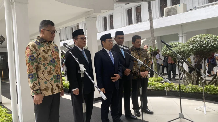 Menteri Koordinator Bidang Pemberdayaan Masyarakat (Menko PM) Muhaimin Iskandar (tengah) saat konferensi pers usai pelantikan Direktur Utama BPJS Kesehatan dan Ketenagakerjaan di Jakarta.