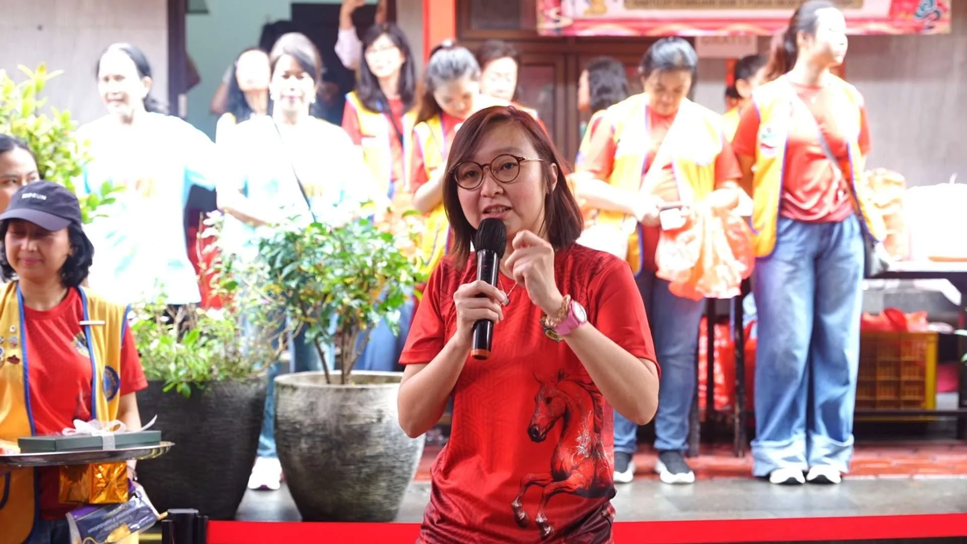 Ketua Umum Panitia Imlek Nasional 2026, Irene Umar, saat kegiatan di Wihara Dharma Jaya Toasebio, Jakarta, Sabtu, 7 Februari 2026.