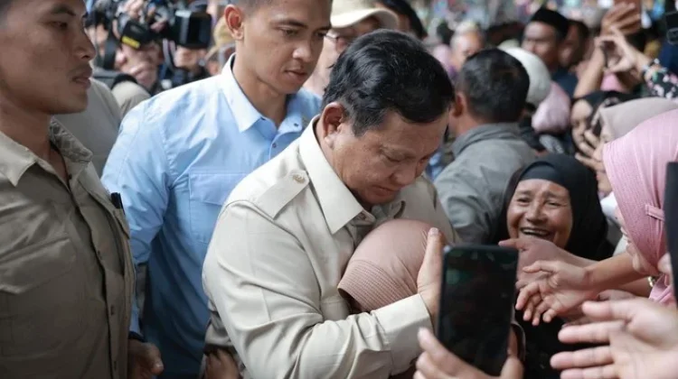 Presiden Prabowo Subianto memeluk kepala salah seorang anak korban bencana Sumatra saat meninjau lokasi bencana di Aceh Tamiang, Aceh, Minggu, 14 Desember 2026.