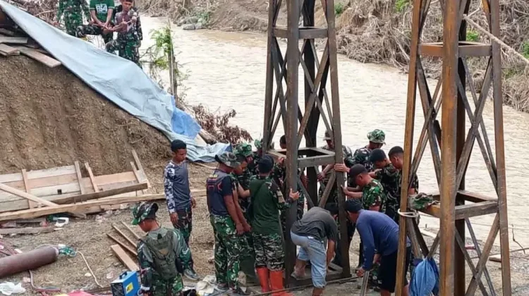 Prajurit TNI memasang tiang jembatan gantung di Aceh Tengah, Jumat 20 Februari 2026