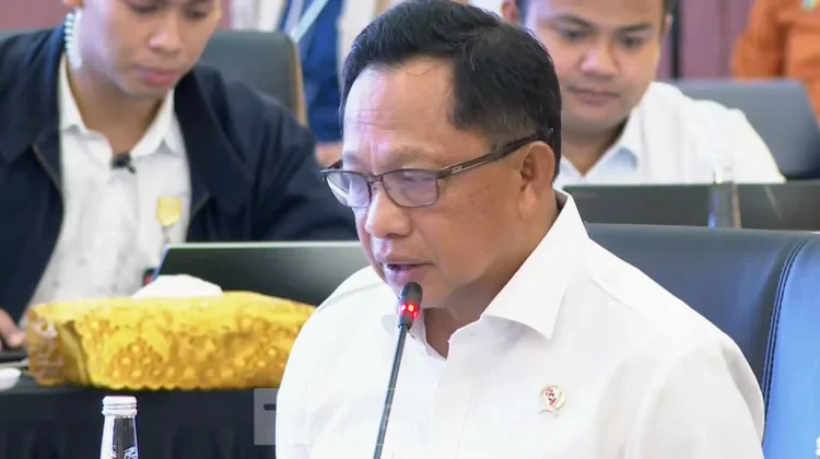 Kepala Satgas Percepatan Rehabilitasi dan Rekonstruksi Pascabencana, Tito Karnavian saat rapat bersama pimpinan DPR RI di kompleks parlemen, Senayan, Jakarta, Rabu, 18 Februari 2026.