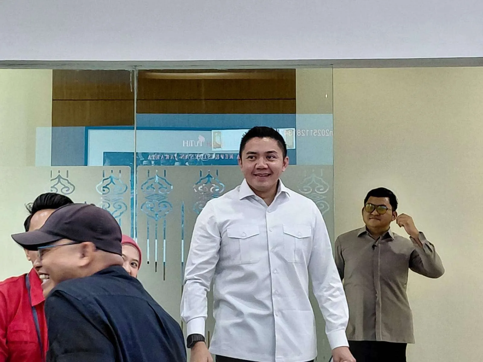 Sekretaris Kabinet Teddy Indra Wijaya sebelum memberikan keterangan kepada wartawan di Istana Kepresidenan, Jakarta,Selasa, 3 Februari 2026.