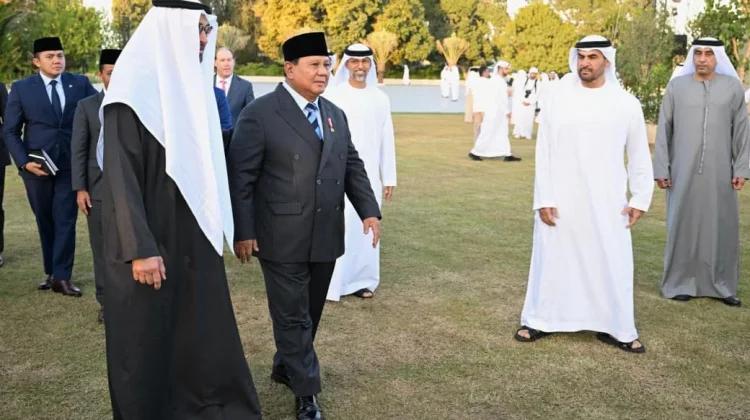 Presiden Prabowo Subianto dan dan Presiden Persatuan Emirat Arab Sheikh Mohammed bin Zayed Al Nahyan (MBZ) berjalan beringan di Istana Qasr Al Bahr, Abu Dhabi, pada Kamis, 26 Februari 2026 waktu setempat atau Jumat, 27 Februari 2026 waktu Jakarta.