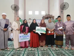 Wagub Nyanyang Serahkan Bantuan Rp200 Juta untuk Masjid dan Zakat di Bintan
