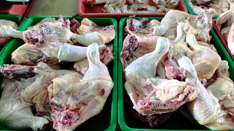 Ayam potong di lapak pedagang Pasar Lipat Kajang Manggar. (dok : Tangkapan Layar).