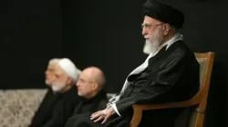 Ayatollah Ali Khamenei saat menghadiri sebuah acara kenegaraan di Teheran, Iran, sebelum wafat dalam serangan udara gabungan AS-Israel.