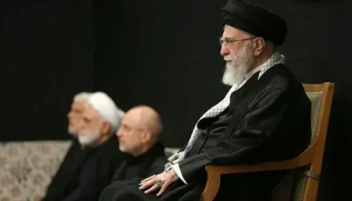 Ayatollah Ali Khamenei saat menghadiri sebuah acara kenegaraan di Teheran, Iran, sebelum wafat dalam serangan udara gabungan AS-Israel.
