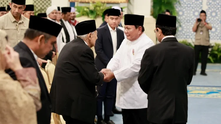Presiden RI Prabowo Subianto (baju putih) bersalaman dengan ulama tafsir Muhammad Quraish Shihab pada peringatan Nuzulul Qur’an bertajuk “Mewujudkan Al-Qur’an sebagai Rahmat Alam Semesta” yang digelar di Istana Negara, Jakarta, pada Selasa, 10 Maret 2026.