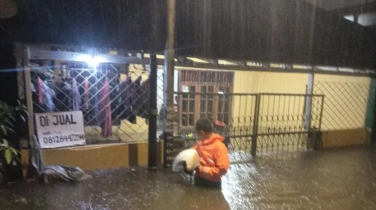 Genangan banjir menggenangi Jalan Sukabumi Selatan, di Jakarta Barat dengan ketinggian air bervariasi antara 20 hingga 150 sentimeter, Minggu 8 Maret 2026.