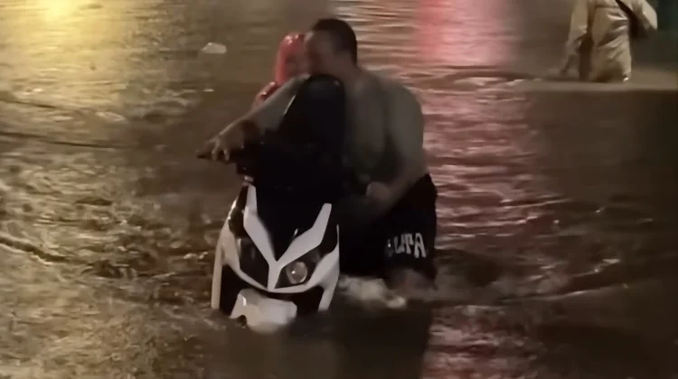 Suasana banjir di Taman Mangu, Pondok Aren, Kota Tangerang Selatan yang kian meninggi menjelang sahur, Minggu 8 Maret 2026.