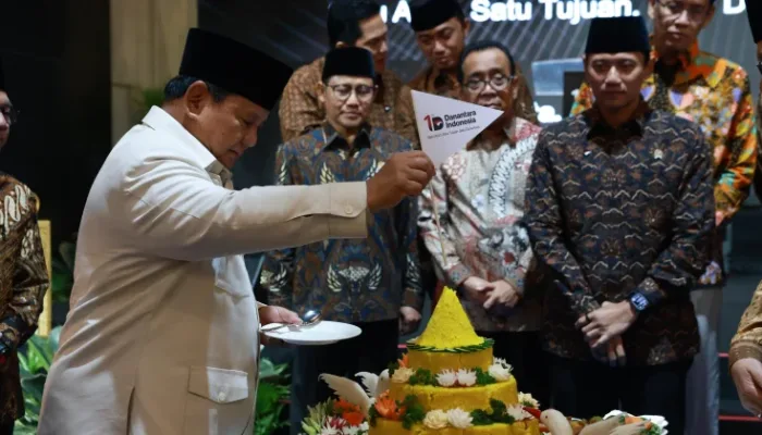 Presiden Prabowo Subianto saat melakukan pemotongan tumpeng yang disaksikan oleh sejumlah pejabat negara pada Tasyakuran HUT ke-1 Danantara Indonesia di Jakarta, Rabu, 11 Maret 2026.