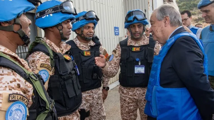Sekretaris Jenderal PBB António Guterres (kanan) bertemu dengan pasukan penjaga perdamaian PBB dari Sri Lanka di Naqoura di Lebanon selatan.