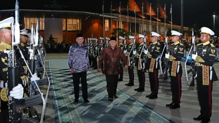 Presiden Prabowo Subianto (kanan) saat melepas kepulangan Perdana Menteri (PM) Malaysia, Anwar Ibrahim (kanan).