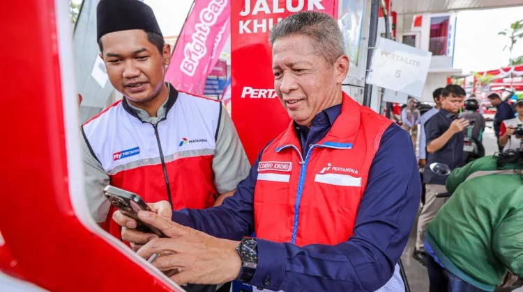 Dewan Komisaris Independen PT Pertamina Condro Kirono berinteraksi dengan petugas SPBU.
