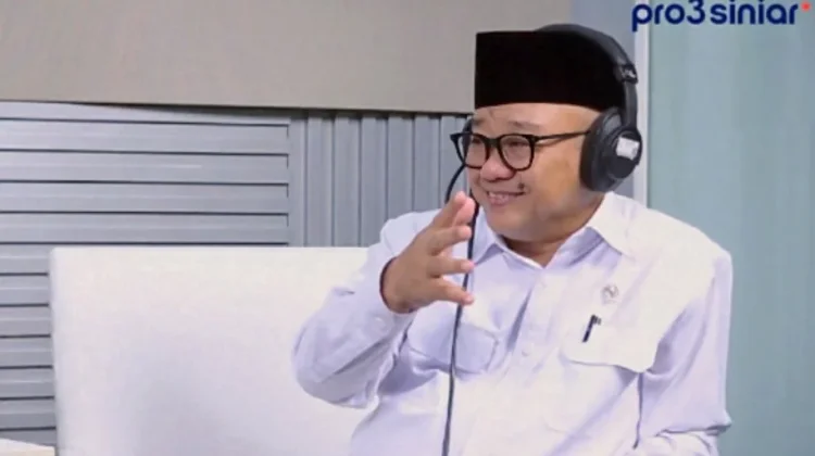 Menteri Pendidikan Dasar dan Menengah, Abdul Mu'ti saat menceritakan pengalamannya menjadi penguji tesis dalam Podcast PRO3 Siniar, Kamis, 5 Maret 2026.