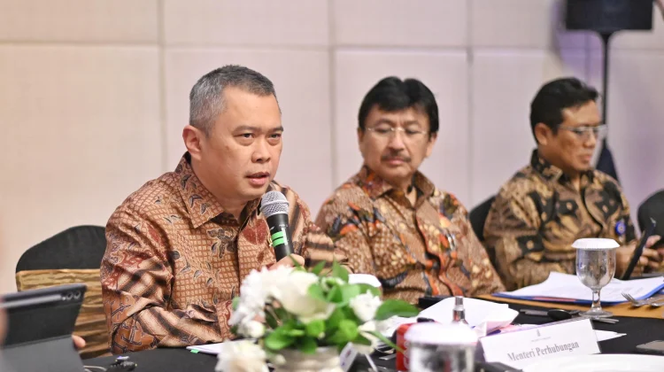 Menteri Perhubungan (Menhub) Dudy Purwagandhi (kiri) saat konferensi pers Persiapan Arus Mudik Lebaran 2026 di Jakarta.