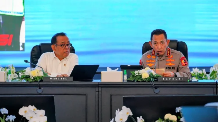 Menteri Koordinator Bidang Pembangunan Manusia dan Kebudayaan (Menko PMK) Pratikno (kiri), Kapolri Listyo Sigit Prabowo (kanan) di Auditorium Mutiara, Sekolah Tinggi Ilmu Kepolisian, Jakarta, Senin, 2 Maret 2026.