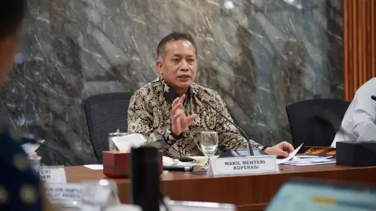 Menteri Koperasi Ferry Juliantono saat rapat koordinasi pembentukan Koperasi Desa/Kelurahan Merah Putih di Kantor Kemenko Bidang Pangan, Jakarta, Kamis (17/4/2025).