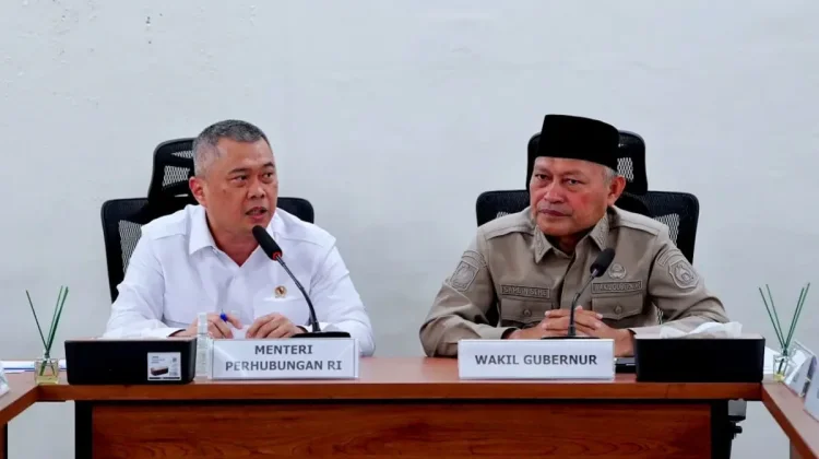 Menteri Perhubungan Dudy Purwagandhi (kiri) dan Wakil Gubernur Maluku Utara Sarbin Sehe (kanan) membahas kesiapan penyelenggaraan angkutan Lebaran Tahun 2026.