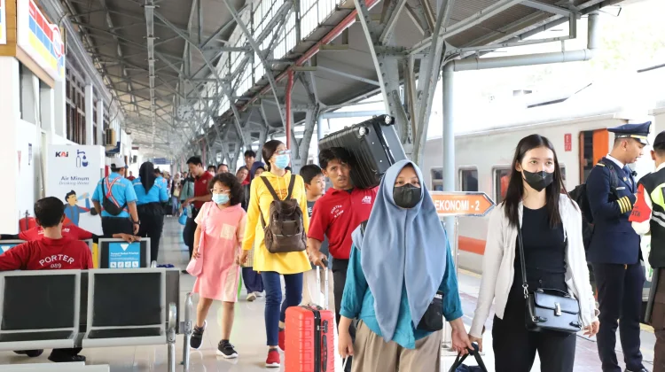 Sejumlah penumpang tengah berada di Stasiun Pasar Senen.