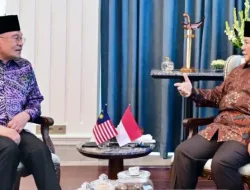 Prabowo Sambut Hangat PM Malaysia Anwar Ibrahim di Istana Merdeka