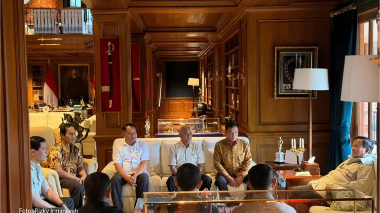 Presiden Prabowo Subianto berbincang dengan mantan ajuda dan pengawalnya saat aktif di TNI, di Hambalang, Bogor, Jawa Barat, Minggu, 8 Maret 2026.