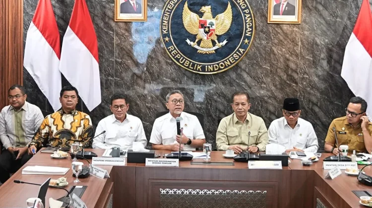 Menteri Koordinator Bidang Pangan Zulkifli Hasan memberikan keterangan kepada pers usai rapat koordinasi terbatas terkait percepatan pembangunan pengolahan sampah menjadi energi listrik (PSEL) di Jakarta, Selasa 31 Maret 2026.