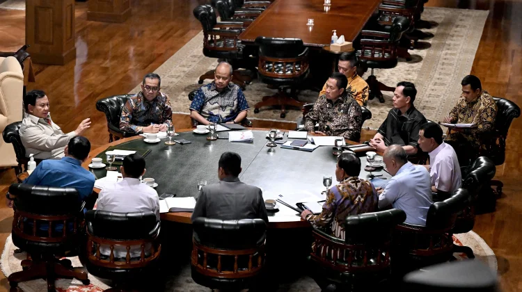Presiden Prabowo Subianto menggelar rapat dengan menteri di kediamannya di Hambalang, Bogor, Jawa Barat, Minggu, 8 Maret 2026.