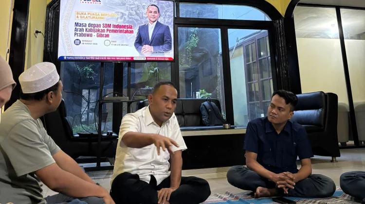 Tenaga Ahli Utama Badan Komunikasi Pemerintah RI, Hariqo Wibawa Satria (tengah), di acara diskusi bertema “Masa Depan SDM Indonesia: Arah Kebijakan Pemerintahan Prabowo–Gibran”, di kantor Puspoll Indonesia di Tebet, Jakarta Selatan, Minggu 8 Maret 2026.