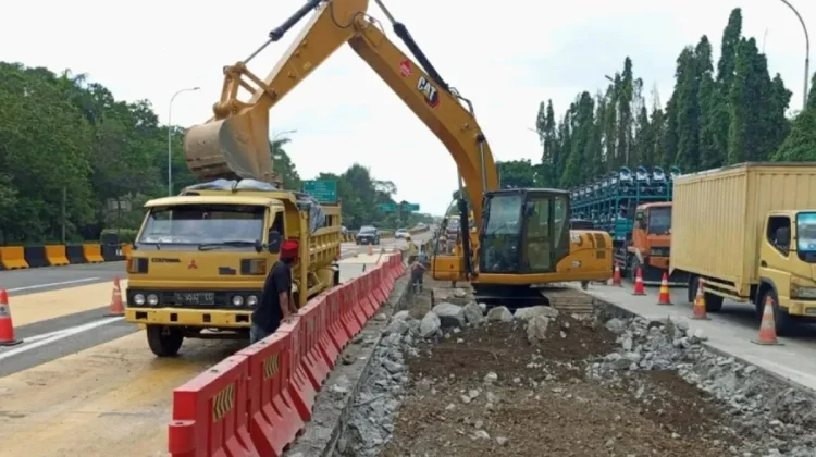 Perbaikan jalan di ruas Tol Jakarta-Cikampek