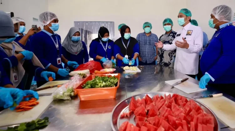 Wakil Ketua MPR RI Edhie Baskoro Yudhoyono (kedua kanan) saat meninjau Satuan Pelayanan Pemenuhan Gizi (SPPG) Karanglo, Kabupaten Ponorogo, Jawa Timur.