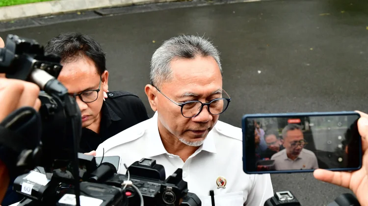 Menteri Koordinator bidang Pangan Zulkifli Hasan memberikan keterangan pers usai rapat terbatas, Senin, 2 Maret 2026.