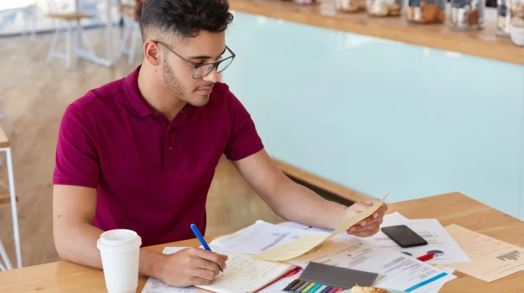 Ilustrasi seseorang menyusun agenda kegiatan.