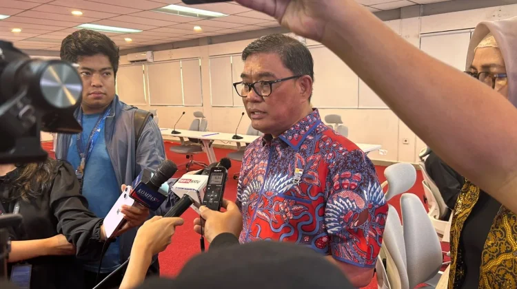 Ketua Umum Asosiasi Pengusaha dan Pengelola Dapur Makan Bergizi Gratis Indonesia (APPMBGI) Abdul Rivai Ras saat diwawancarai awak media di kantor APPMBGI, Jakarta, Minggu, 26 April 2026.