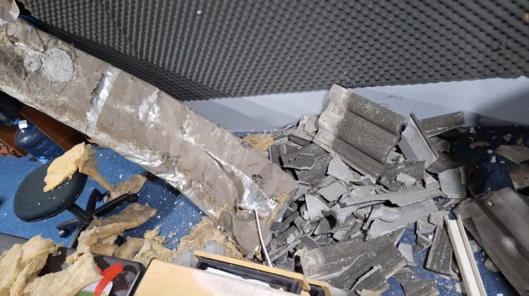 Puing-puing bekas runtuhan plafon ruangan Teknologi Media Baru (TMB) akibat genting ambruk di Kantor LPP RRI Manado pascagempa yang mengguncang Bitung, Sulawesi Utara, Kamis pagi, 2 April 2026.