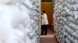 Presiden Prabowo Subianto, saat menyusuri lorong demi lorong tumpukan stok beras di Gudang Bulog Danurejo, Magelang, Jawa Tengah, Sabtu, 18 April 2026.