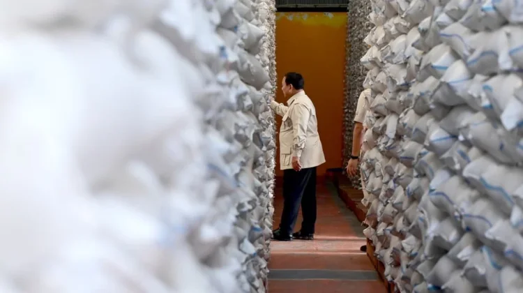 Presiden Prabowo Subianto, saat menyusuri lorong demi lorong tumpukan stok beras di Gudang Bulog Danurejo, Magelang, Jawa Tengah, Sabtu, 18 April 2026.