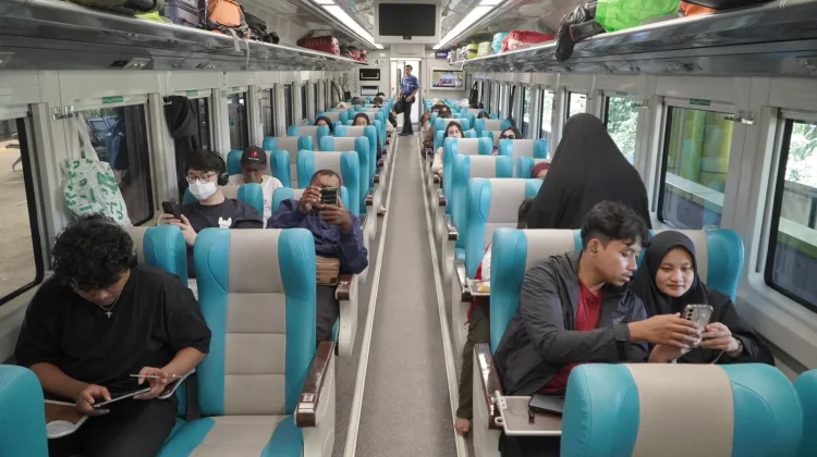 Suasana di dalam gerbong kereta api penumpang.