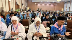 Para jemaah haji berdoa bersama di Asrama Haji sebelum diterbangkan ke Arab Saudi.