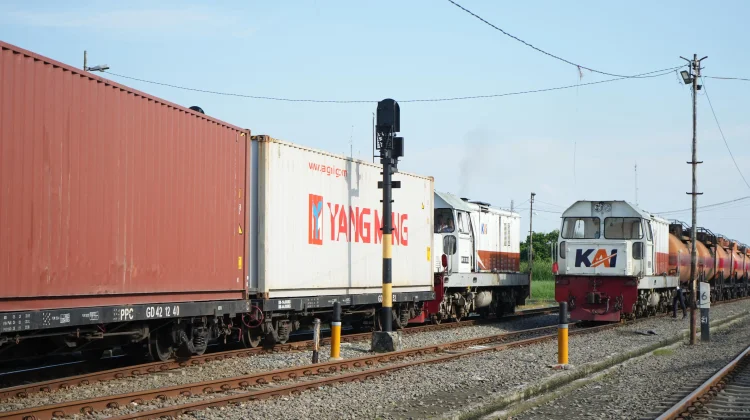 Kereta api mengangkut peti kemas.