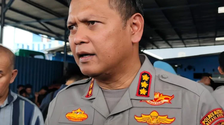 Kapolres Metor Bekasi Kota, Kombes Pol. Kusumo Wahyu Bintoro saat memberikan keterangan pers di Posko Pengungsian dan Pengaduan korban kebakaran SPBE Cimuning, Kamis, 2 April 2026.