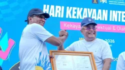 Menteri Hukum (Menkum) Supratman Andi Agtas (kiri) saat menyerahkan sertifikat Kekayaan Intelektual (KI) kepada Sekretaris Jendral Kementerian Pemuda dan Olahraga, Gunawan Suswantoro di peringatan Hari Kekayaan Intelektual Sedunia di Jakarta, Minggu, 26 April 2026.