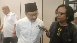 Menteri Sosial, Syaifullah Yusuf menjawab awak media soal sistem penerimaan siswa baru di Sekolah Rakyat, Rabu 15 April 2026.